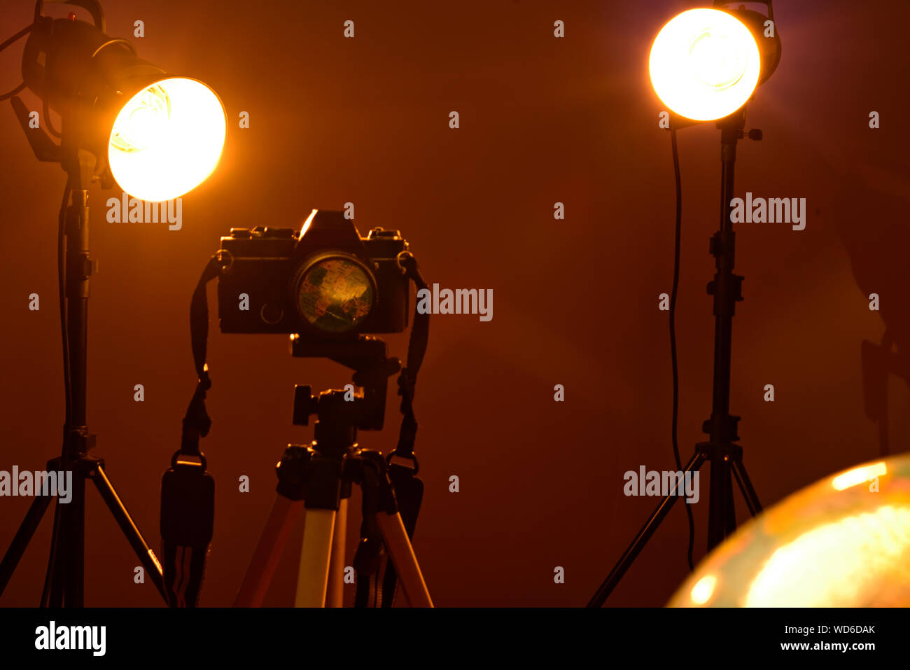 Réflexion du monde à travers un objectif d'appareil photo dans un studio de photographie. Banque D'Images