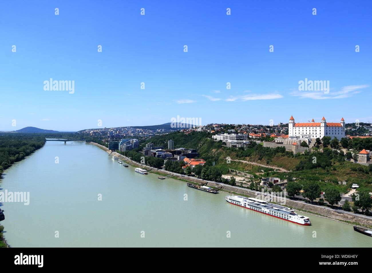 Bratislava, Slovaquie, le 18 juillet 2019 - Vue du château de Bratislava contre le ciel bleu Banque D'Images