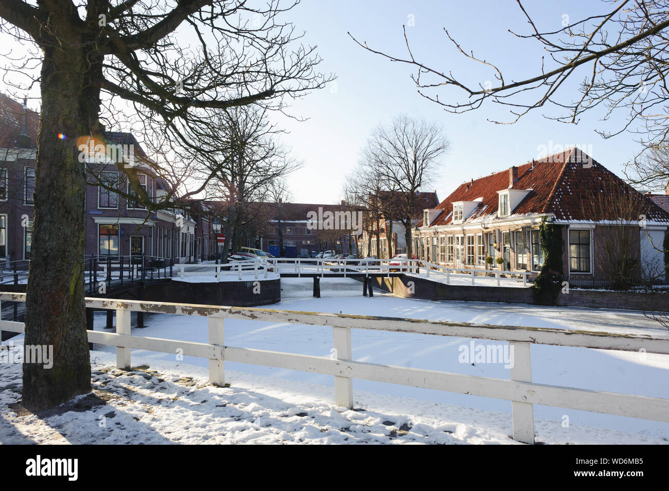 L'eau congelée et montrer sur canal et vieux bâtiments traditionnels en briques avec des toits de tuile de jour d'hiver à Hoorn, Hollande ville Kroon, Pays-Bas. Banque D'Images