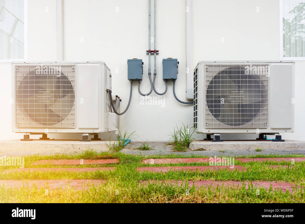 Compresseur de climatisation pour l'installation du système de  refroidissement à l'extérieur du Canada Place, Climatiseur et ventilateur  électrique unité bobines Systèmes., Contr Photo Stock - Alamy