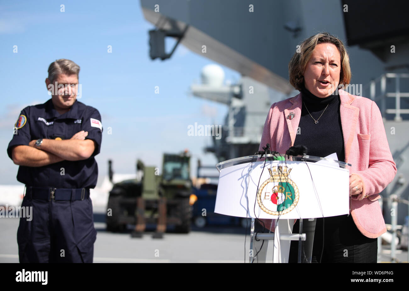 Le Commodore Mike Utley, commandant du Groupe de grève des transporteurs du Royaume-Uni (COMUKCSG) (à gauche), se présente comme ministre des achats de défense Anne-Marie Trevelyan, prononce un discours sur le pont de vol du HMS Queen Elizabeth, alors qu'elle se prépare à naviguer vers les États-Unis pour Westlant 19, Où les F35 britanniques prendront part aux procès. Banque D'Images