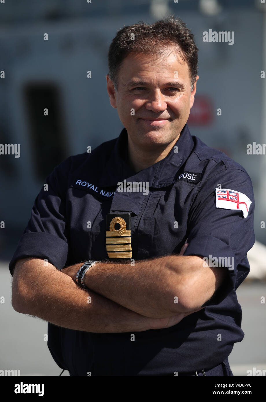 Le Commodore Steve Moorhouse, commandant et capitaine du HMS Queen Elizabeth, pose pour une photo sur le pont que l'équipage du navire se préparer à naviguer vers les États-Unis pour Westlant 19, où British F35s va prendre part aux essais. Banque D'Images