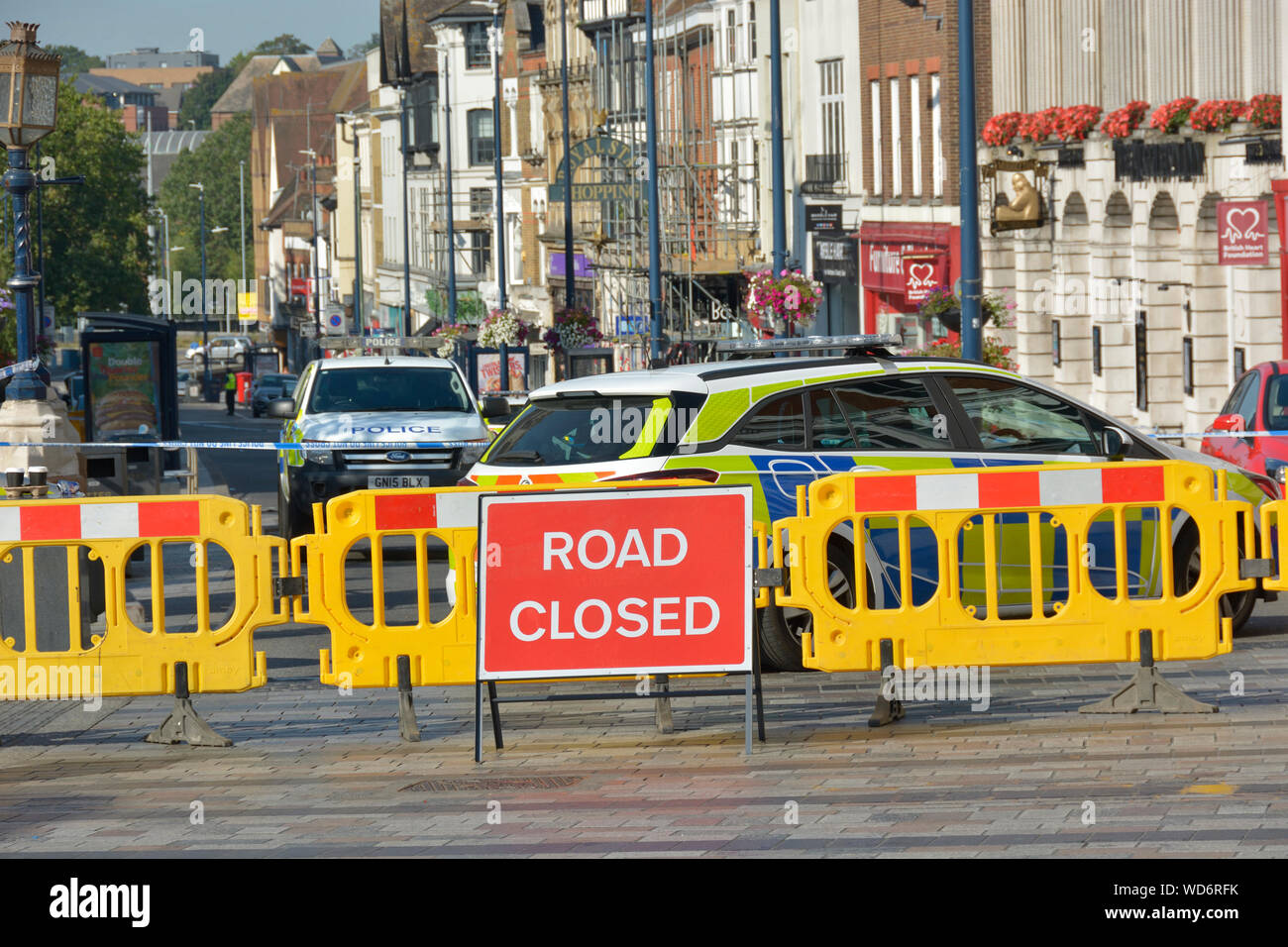 Maidstone, Kent, UK. Cordon de police proximité du centre ville un dimanche matin, tandis que des équipes de médecine légale enquêter sur la scène de plusieurs attaques à la nuit. Banque D'Images