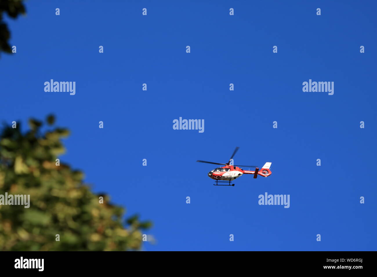 Dresde, Saxe, Allemagne - le 13 juillet 2019 : hélicoptère de sauvetage rouge déménagement dans Ciel bleu avec hélice flou Banque D'Images