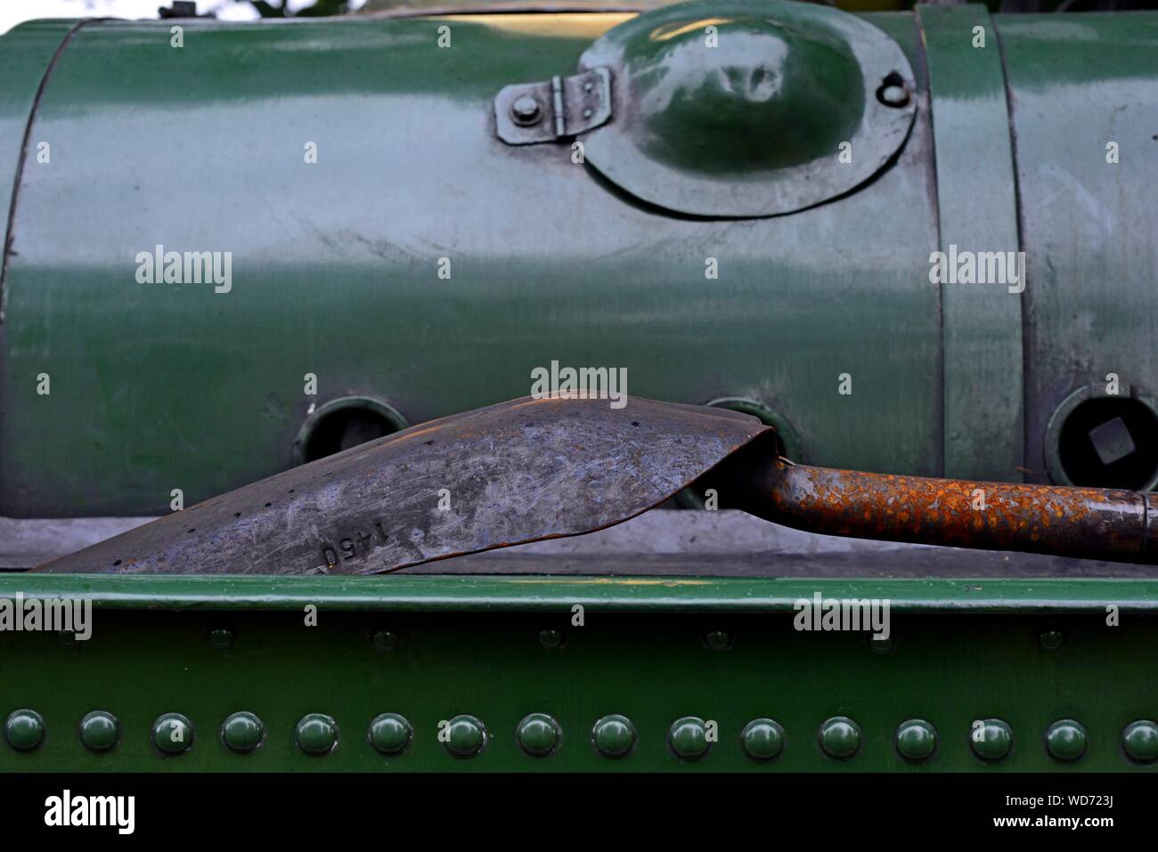 Pelle de pompier estampillé avec le numéro de la locomotive repose sur le réservoir d'eau de réservoir 1450 GWR pannier à Didcot Railway Centre, Oxfordshire Banque D'Images