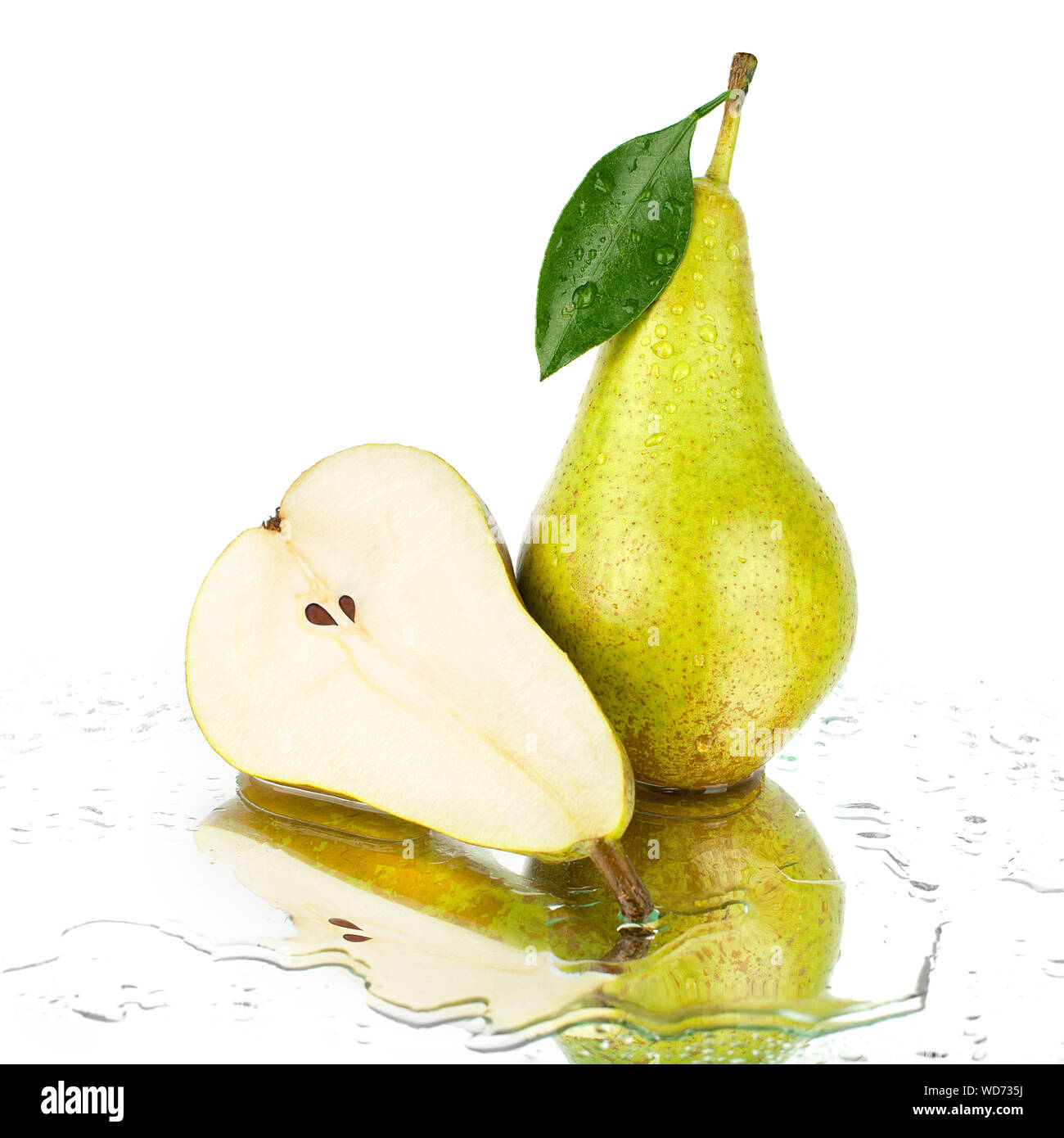 Poire avec feuille verte et couper la moitié de poire avec les graines sur fond miroir blanc avec de l'eau chute et la réflexion isolée close up Banque D'Images