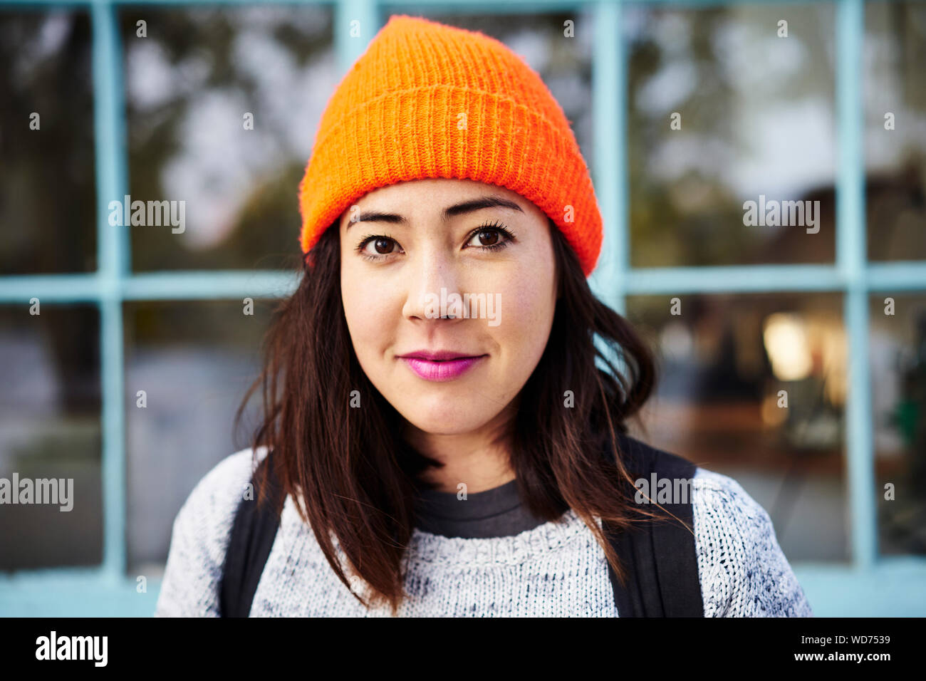 Jeune femme avec bonnet orange Photo Stock - Alamy