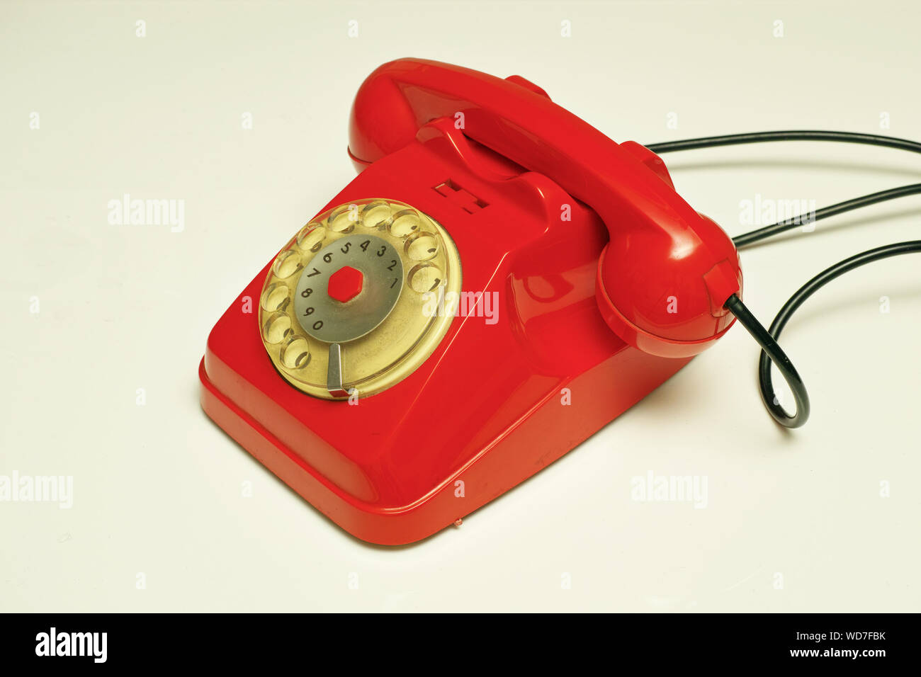 Vieux téléphone rouge avec disque de sélection Banque D'Images