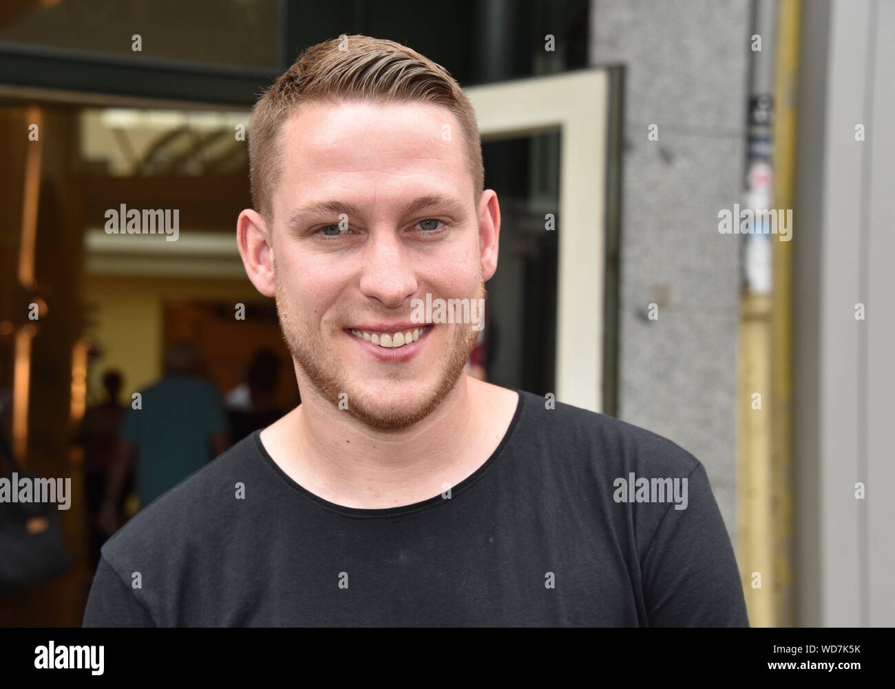 Cologne, Allemagne. Août 28, 2019. Le rappeur Mo Torres sourit à la performance du programme 2019/2020 de la Kölner Volksbühne à la Rudolfplatz. Credit : Horst Galuschka/dpa/Alamy Live News Banque D'Images