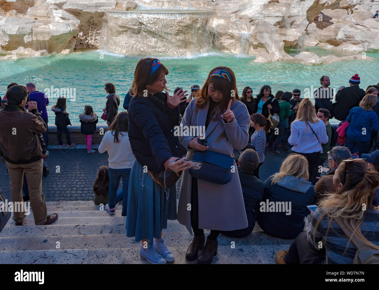 Rome, Italie - 1 mars 2017 : Deux jeunes touristes asiatiques dans une très belle selfies posent pour une avec l'arrière-plan de la fontaine de Trevi Banque D'Images