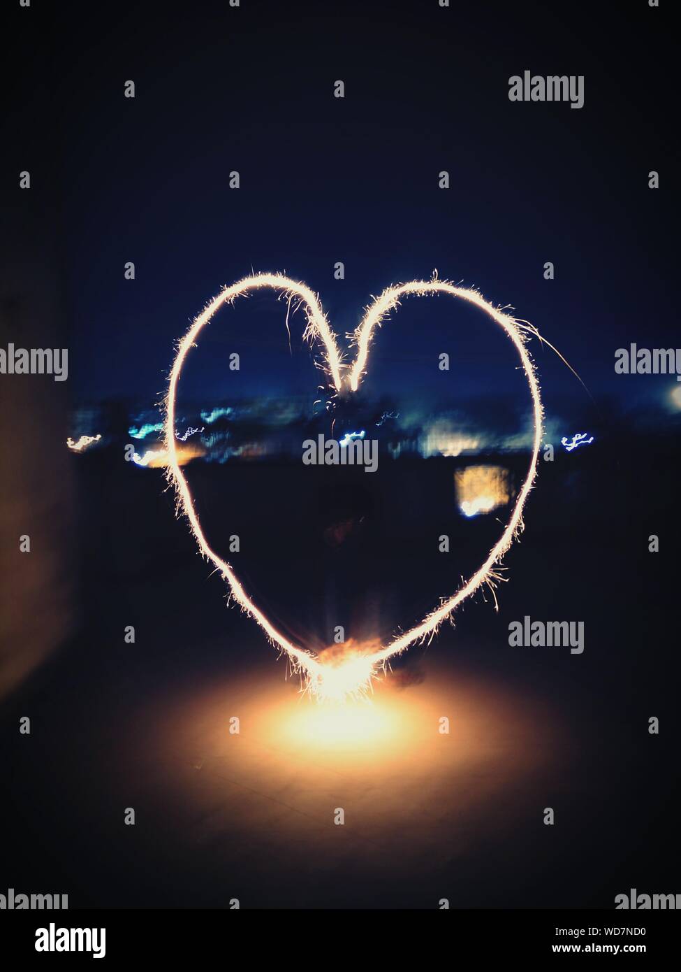 Forme de coeur d'artifice dans la nuit Banque D'Images