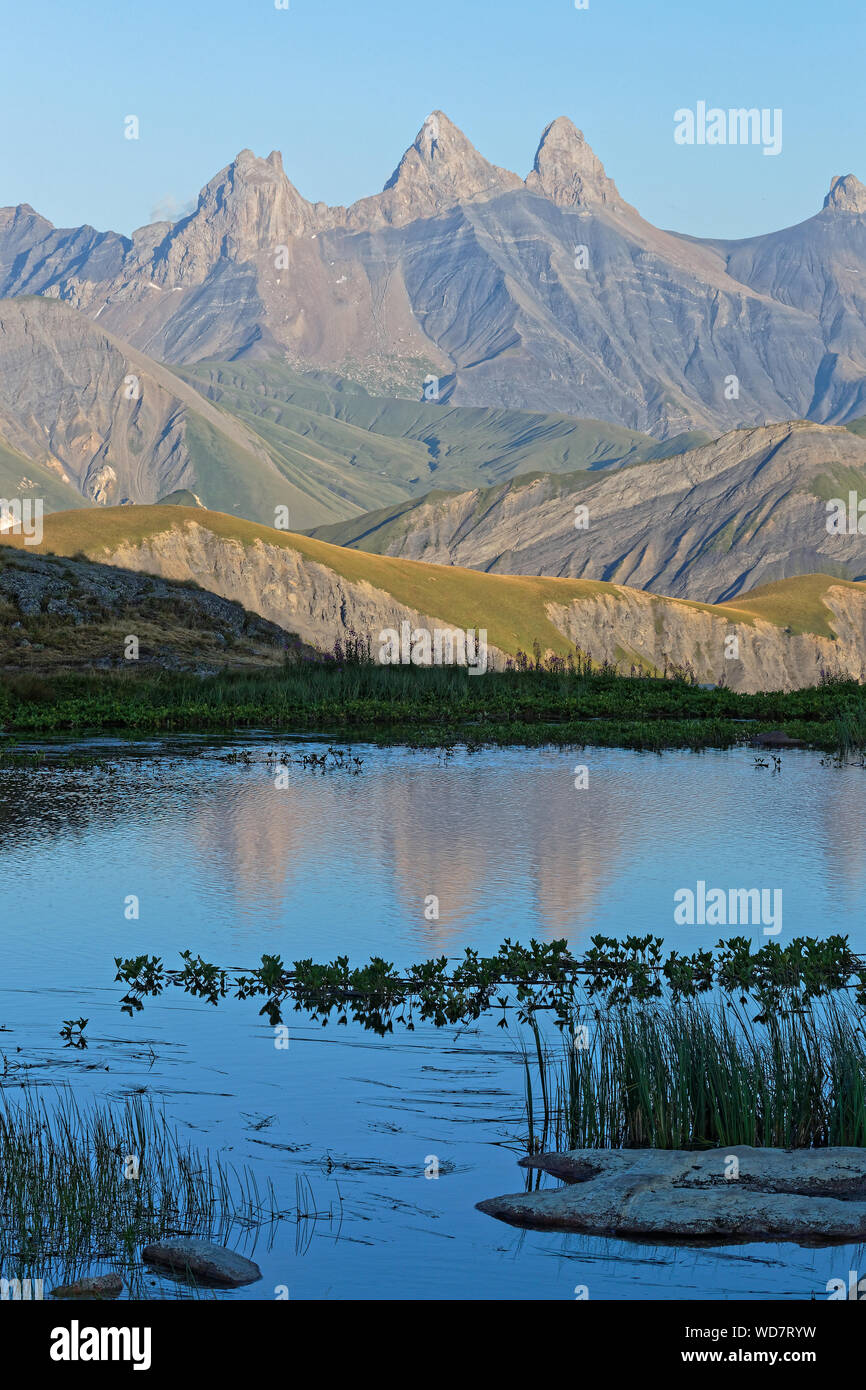 Coucher de soleil sur le circuit d'Essay sommets de plus le lac Guichard Banque D'Images