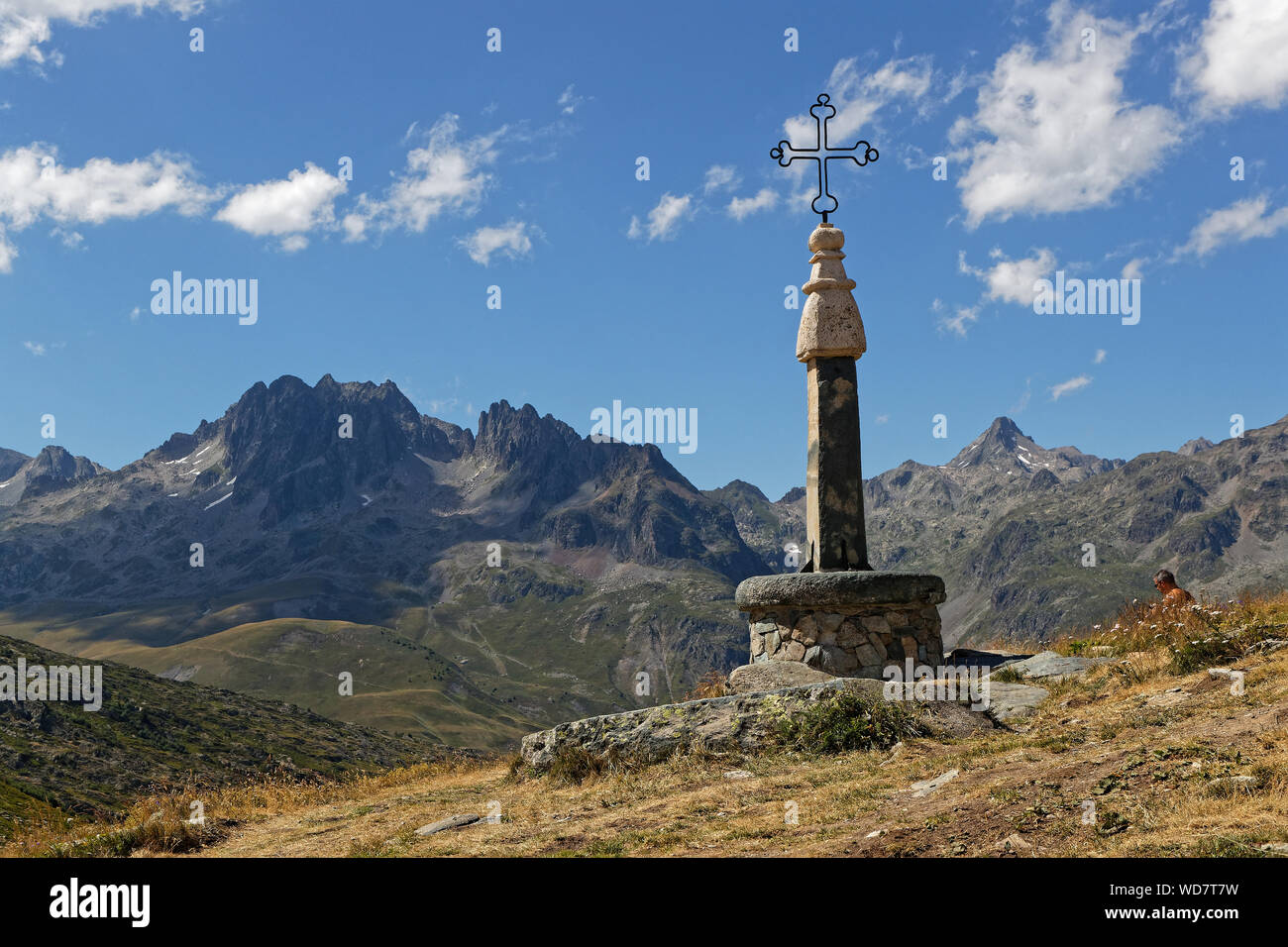 SAINT-Sorlin, FRANCE, le 9 août 2019 : Un randonneur reste sous la Croix de Fer (Croix de fer), qui porte son nom au célèbre col de montagne. Banque D'Images