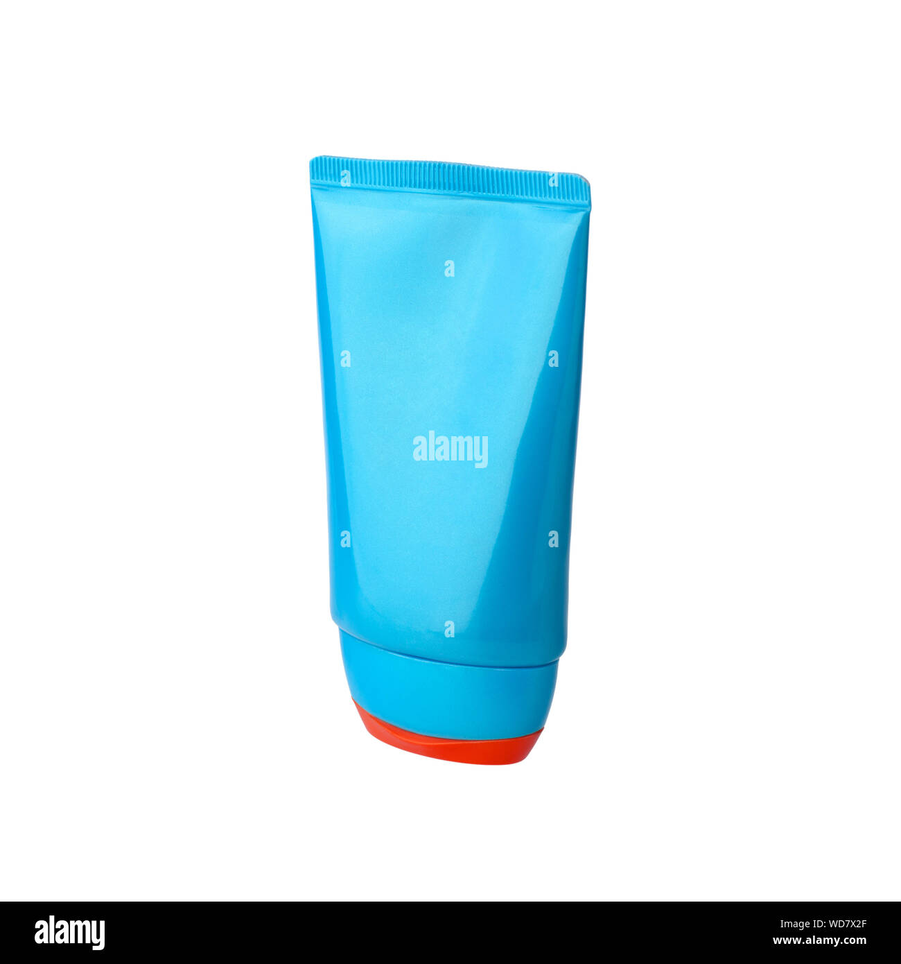 Crème solaire bleu bouteille avec bouchon rouge isolé sur fond blanc gros plan, visage ou corps baume de soin de peau ou de l'écran du tube en plastique des maquettes, spf Banque D'Images