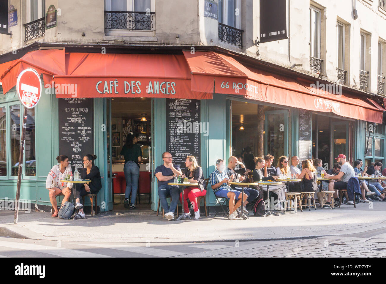 Café de Paris - profitez d'après-midi parisiens des boissons au café des anges dans le 11ème arrondissement de Paris, France, Europe. Banque D'Images