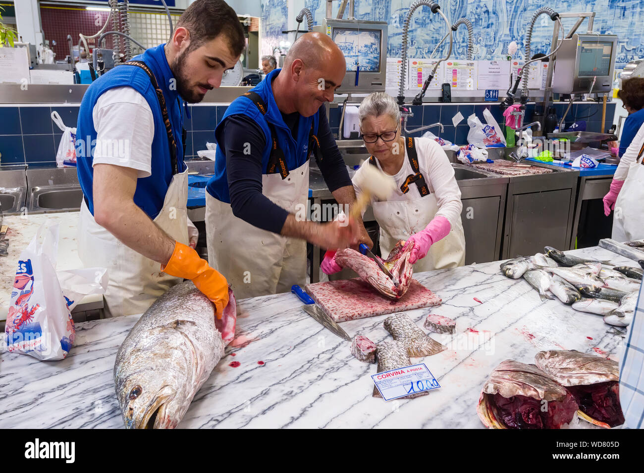 Argyrosomus regius, également connu sous le nom de maigres, croaker, jewfish, ombre-poisson, corvina en vente sur le marché des aliments de Livramento ville de Setubal, Portugal Banque D'Images