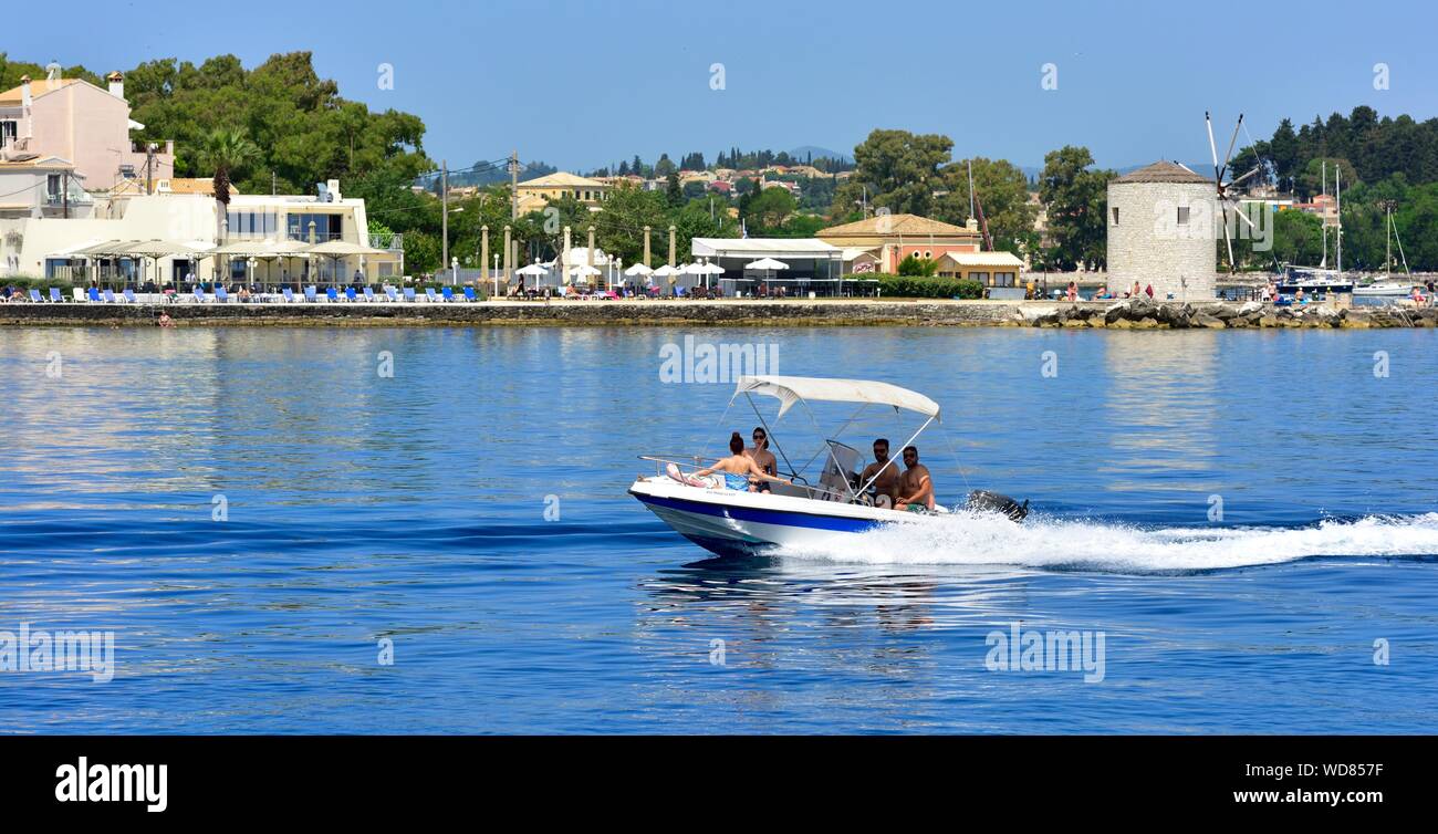 Les touristes sur un bateau,location loisirs,Corfou, Grèce îles Ioniennes Banque D'Images