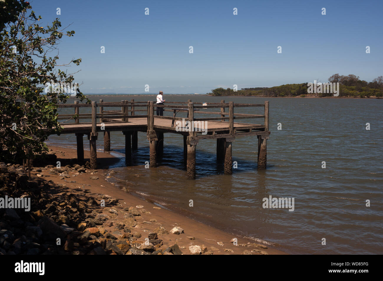 Sur le quai de pêche à l'omble de Kedron Nudgee Beach, Queensland, Australie Banque D'Images