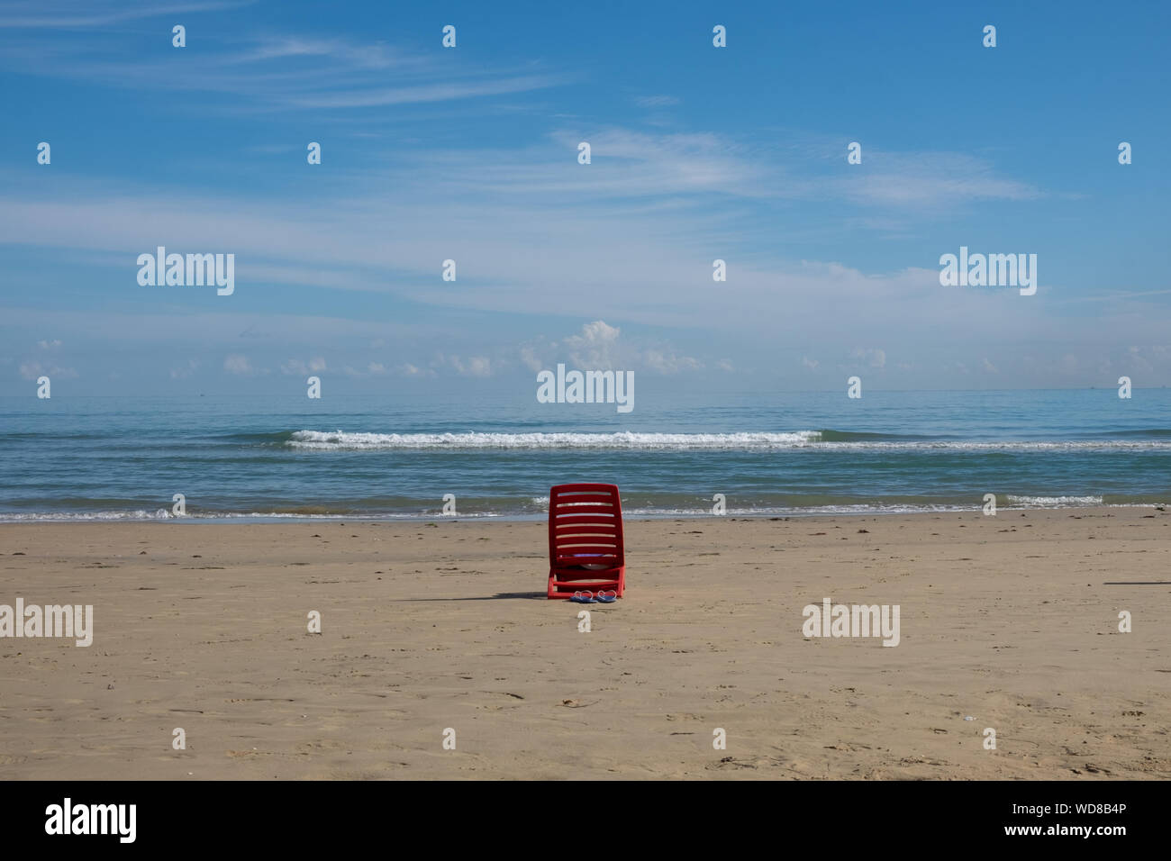 Nous sommes à Vasto (Abruzzes) en Italie dans une plage solitaire. Lorsque vous êtes en attente de quelqu'un à la fin de l'été. Banque D'Images