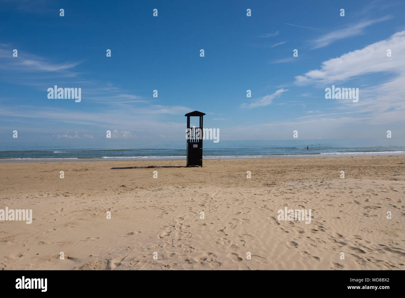 Fin de l'été à Vasto, Abruzzes, en Italie : la solitude sur une plage solitaire. Banque D'Images