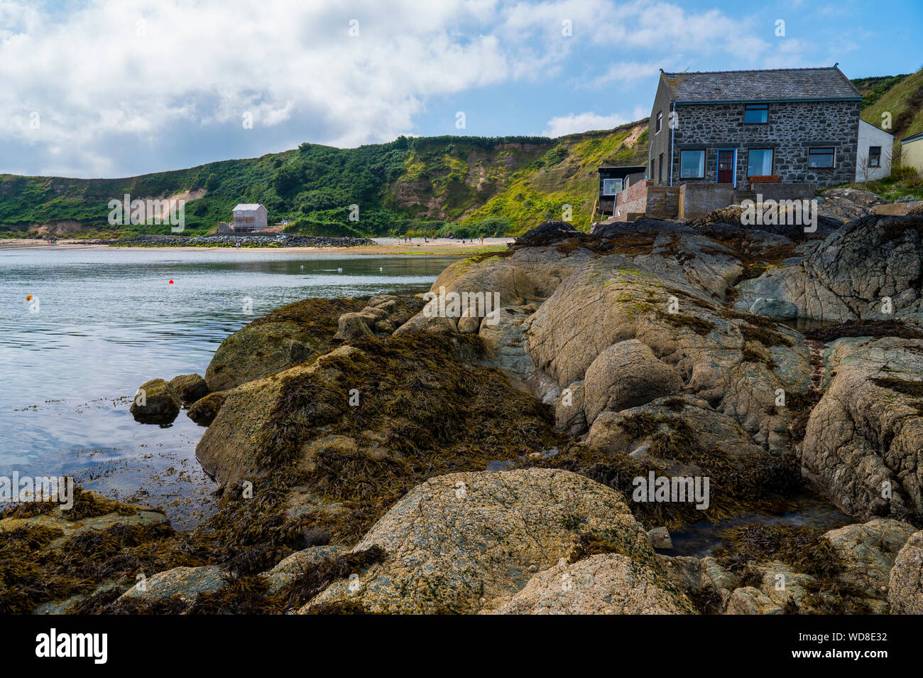 Maison sur la plage, près de Sada, au nord du Pays de Galles coat Banque D'Images