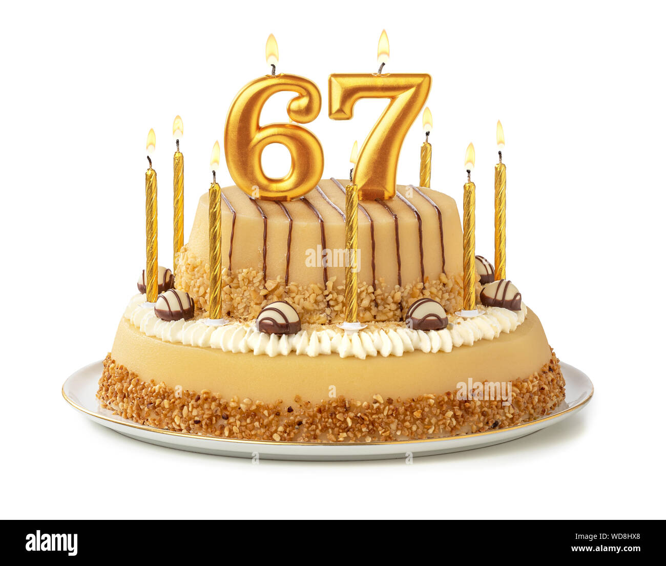 Gateau De Fete Avec Des Bougies D Or Numero 67 Photo Stock Alamy