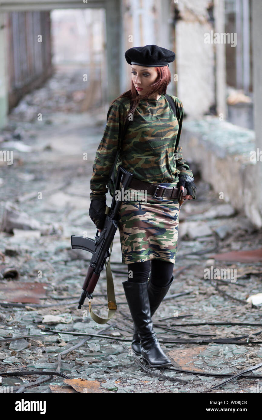 Fille soldat avec des armes des uniformes de camouflage dans un bâtiment  détruit. La notion de service dans l'armée Photo Stock - Alamy