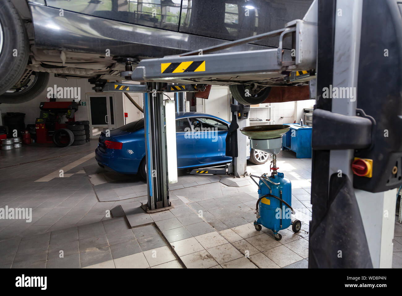 Utilisé sur un carraised ascenseur pour la réparation du châssis et moteur dans un atelier de réparation de véhicule. Service d'entretien et de l'industrie automobile Banque D'Images