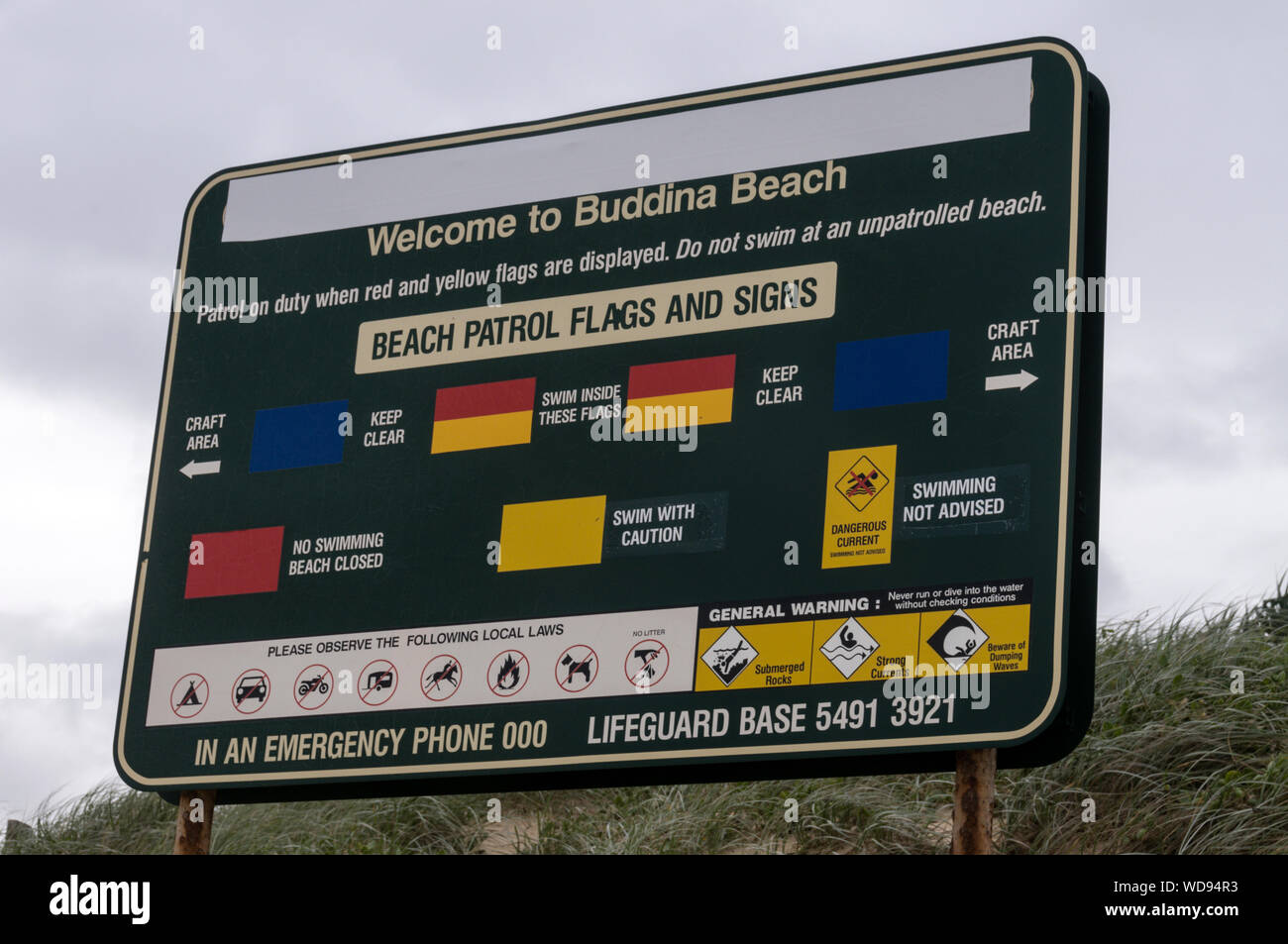 Un grand beach lifguard signe à Buddina Beach sur la Sunshine Coast, Queensland, Australie Banque D'Images