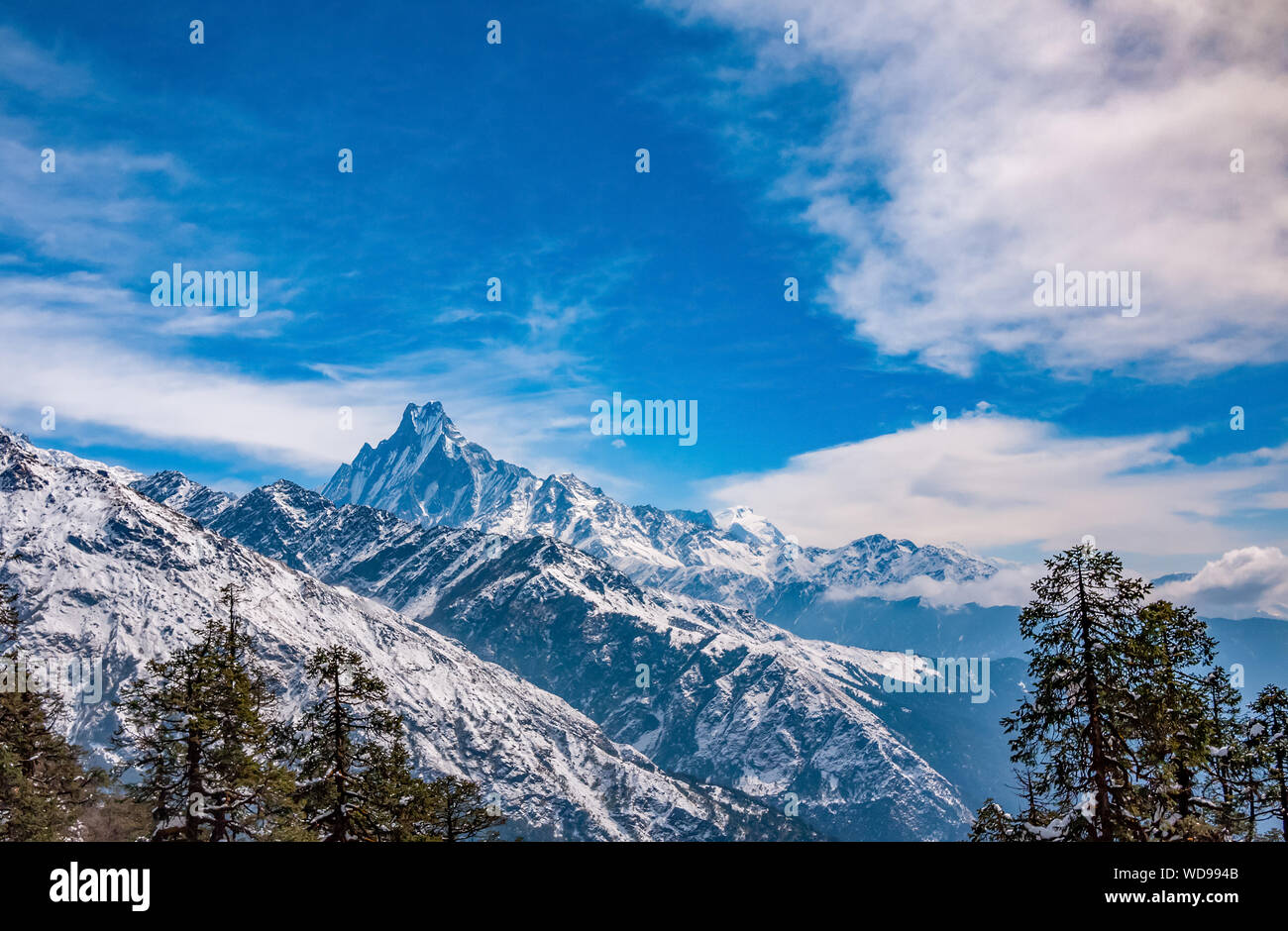Vue panoramique du sommet Machapuchare. Paysage de montagne au Népal. Circuit de l'Annapurna, Himalaya, Asie. Banque D'Images Vue panoramique du sommet Machapuchare. Paysage de montagne au Népal. Circuit de l'Annapurna, Himalaya, Asie. Banque D'Images