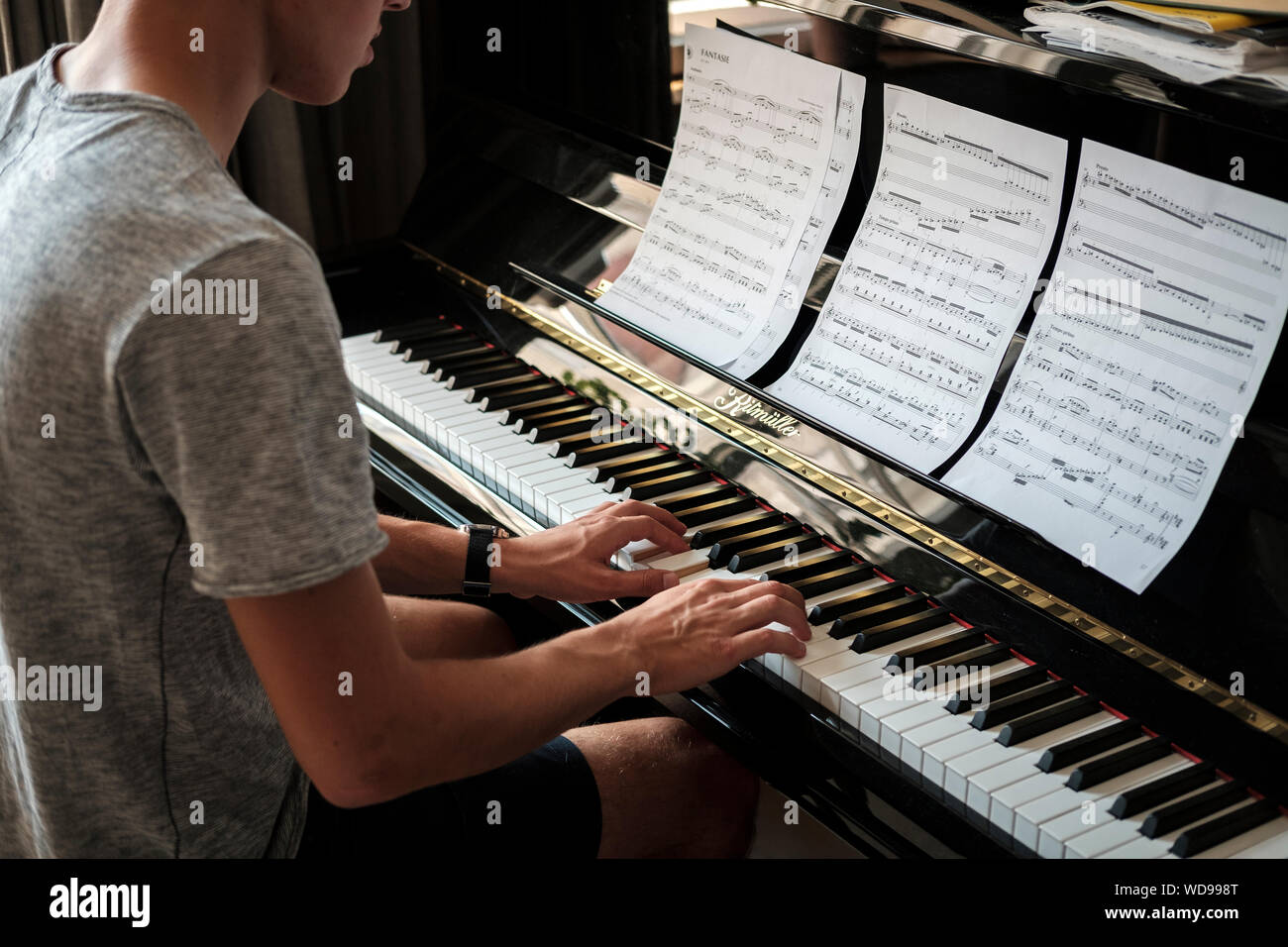 Leçon de piano- teenage boy jouer du piano Banque D'Images