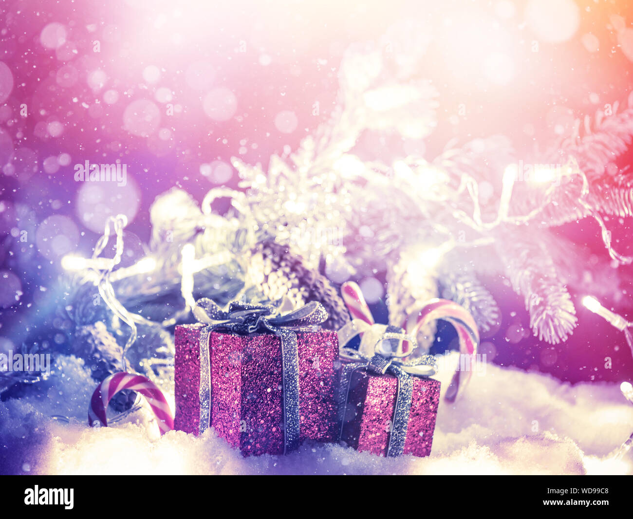 Fond de Noël avec des branches de sapin, présente et de neige Banque D'Images Fond de Noël avec des branches de sapin, présente et de neige Banque D'Images