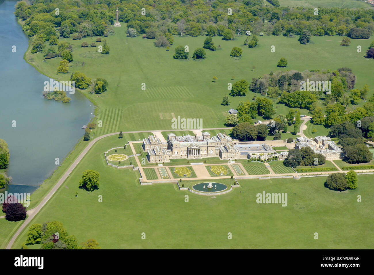 Vue aérienne de Holkham Hall lors d'une journée ensoleillée à Norfolk, 18e siècle hôtel particulier de Palladio, en Angleterre. Banque D'Images