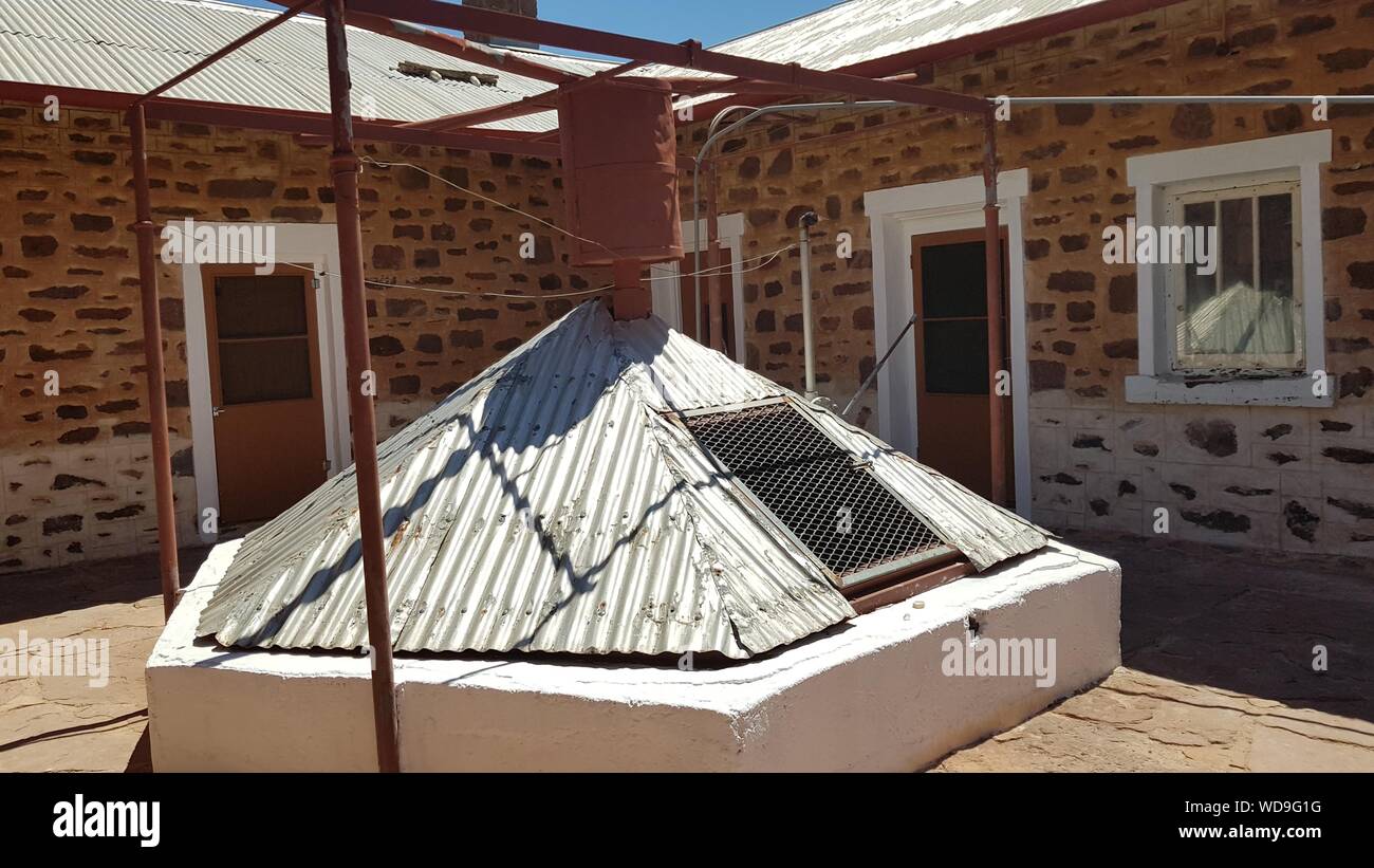 Réserve historique de la station de télégraphe de Barrow Creek, territoire du Nord, Australie citerne souterraine installée pour protéger le stockage de l'eau contre les attaques Banque D'Images