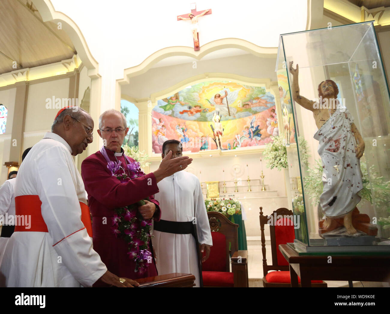 Negombo, Sri Lanka. Août 29, 2019. L'archevêque de Canterbury, Justin Welby, avec Garland, regarde une statue tachée de sang de Jésus Christ, avec l'archevêque de Colombo Cardinal Malcolm Ranjith à l'église Saint-Sébastien dans Katuwapitiya village, Negombo, Sri Lanka, août. 29, 2019. Credit : Pradeep Dambarage/ZUMA/Alamy Fil Live News Banque D'Images