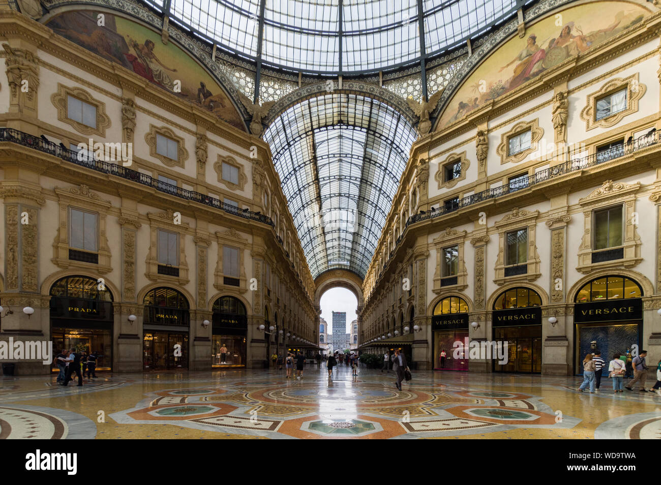 Milan, Italie (8 août 2019) - à l'intérieur de la galerie Vittorio Emanuele II, historical centre commercial avec boutiques de mode Banque D'Images