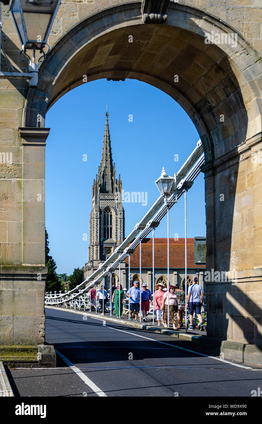 All Saints Church, à Marlow vu que la voûte de l'un des pylônes du pont suspendu de Marlow qui enjambe la Tamise à Marlow. Banque D'Images