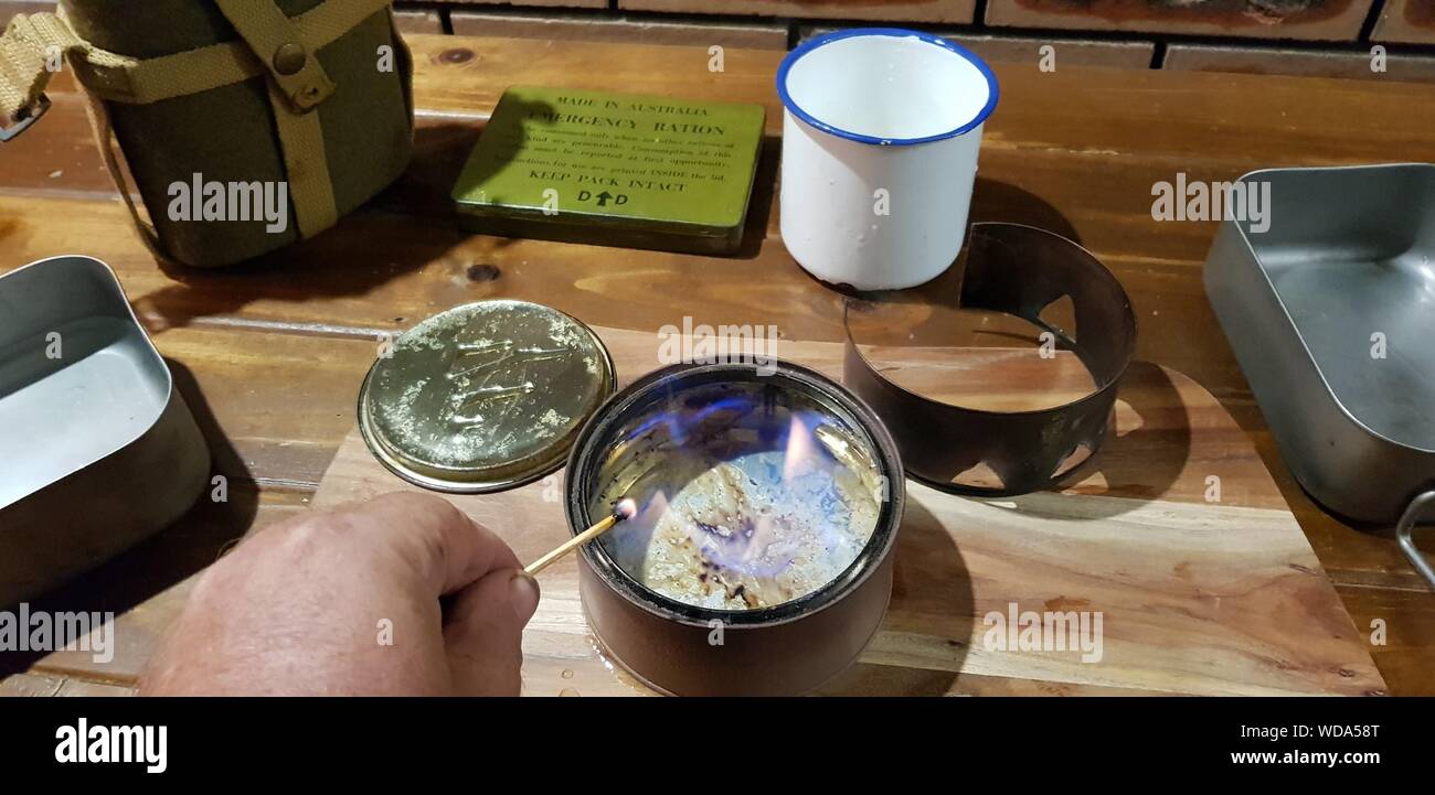 L'éclairage tommy cooker pour chauffer l'eau utilisée pour préparer les rations alimentaires. Banque D'Images