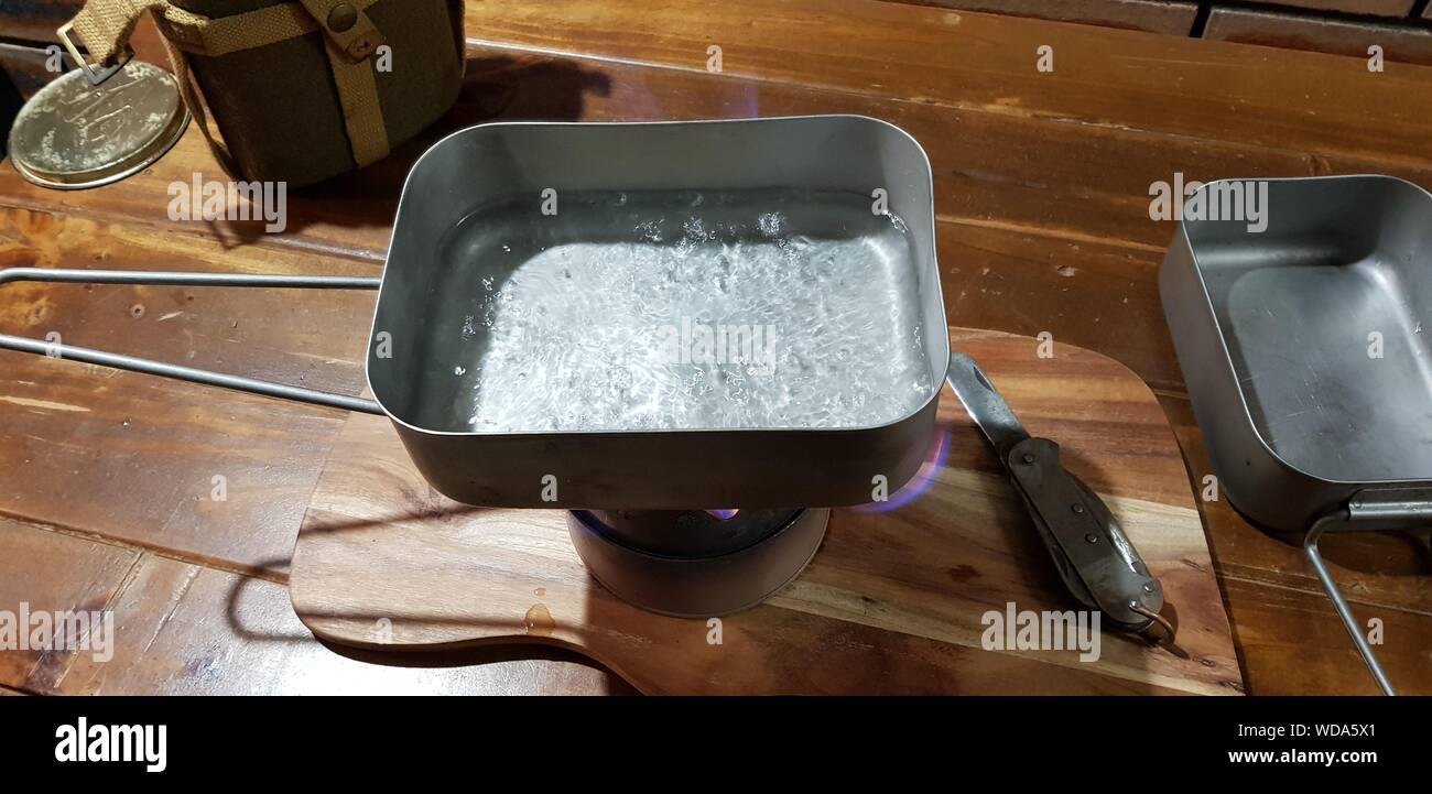 Gamelle d'eau portée à ébullition sur la cuisinière avant la cuisson le tommy rations alimentaires Banque D'Images