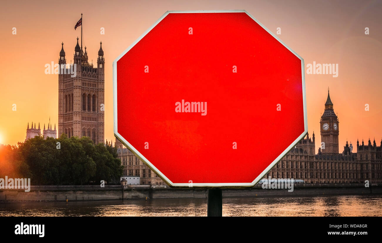 Chambres du Parlement, Londres en arrière-plan avec panneau d'arrêt en premier plan. Insérez votre propre message. Banque D'Images