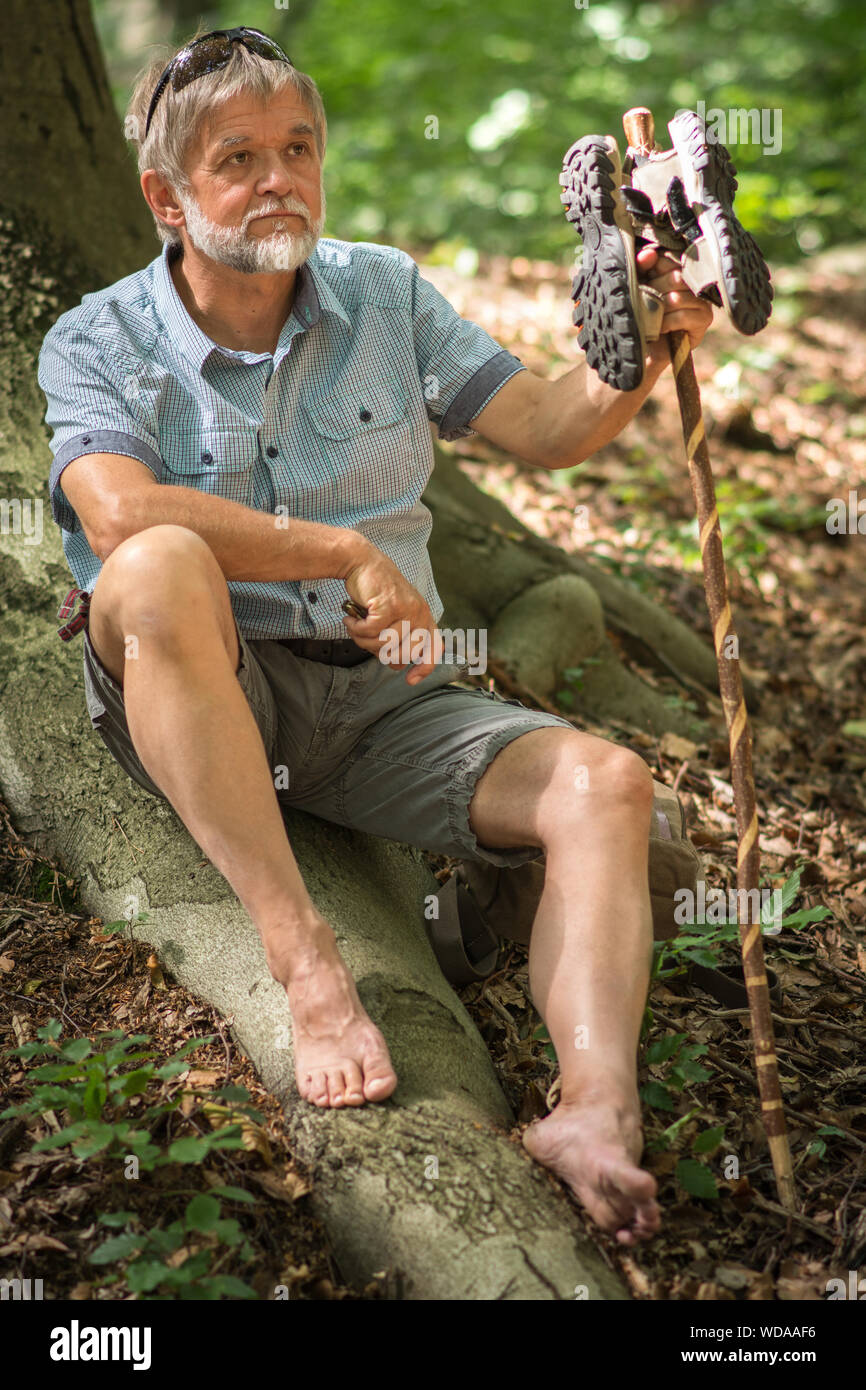 L'homme erre et prend une pause Banque D'Images