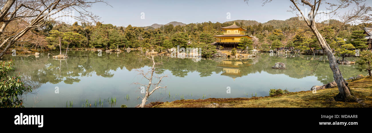 Vue panoramique de la Kinkaku-ji, le pavillon d'or, Kyoto, Japon. Banque D'Images