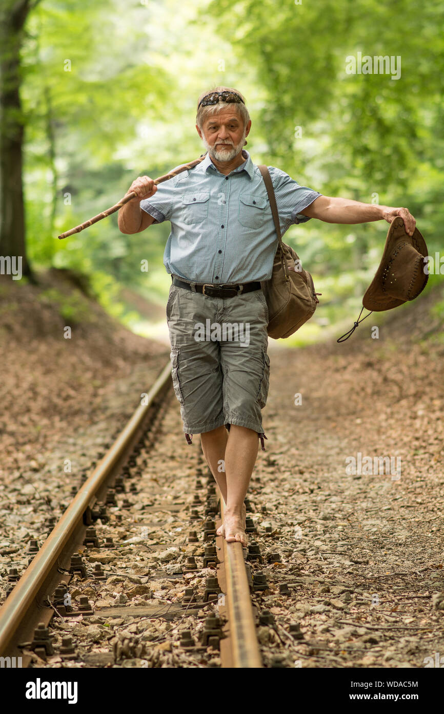 Les retraités en déplacement sur les voies ferrées Banque D'Images