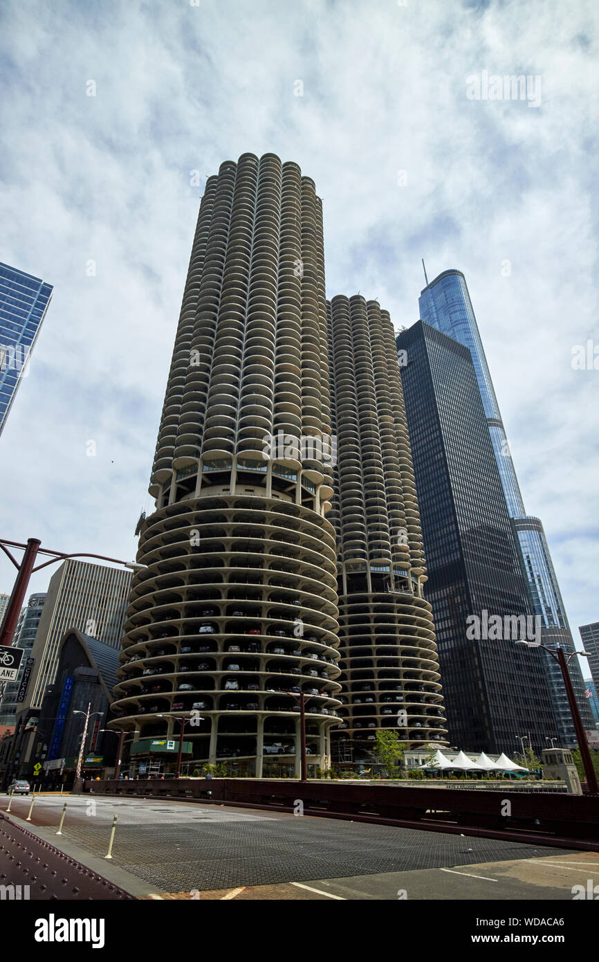 Le marina city et 330 North wabash auparavant le bâtiment ibm à la dearborn street bridge Chicago Illinois Etats-Unis d'Amérique Banque D'Images