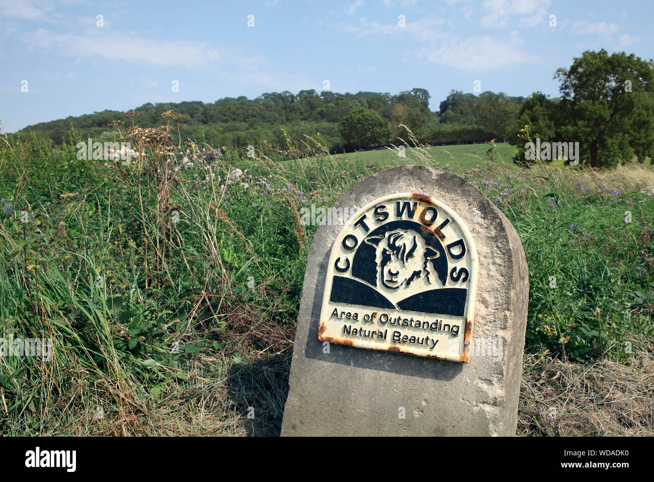 Inscription indiquant la limite de la région des Cotswolds Zone de Beauté Naturelle Exceptionnelle, près de Edge Hill, dans le Warwickshire. Banque D'Images