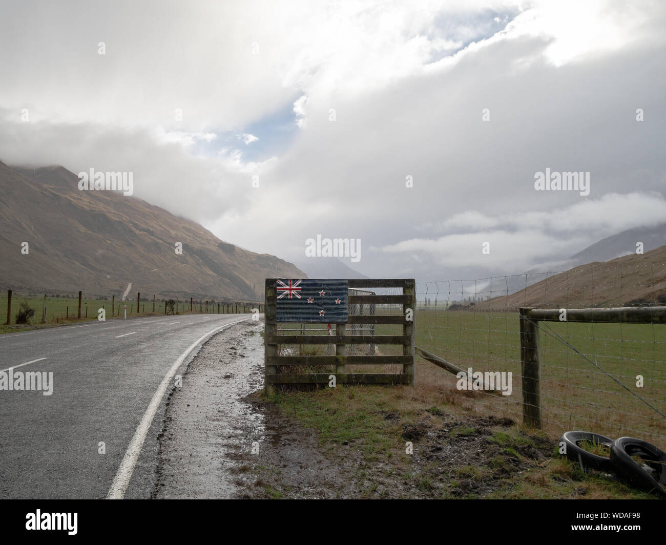 Vue sur la chaîne de montagnes des Alpes du Sud à partir de la route et de la Nouvelle-Zélande sur une porte de pavillon Banque D'Images