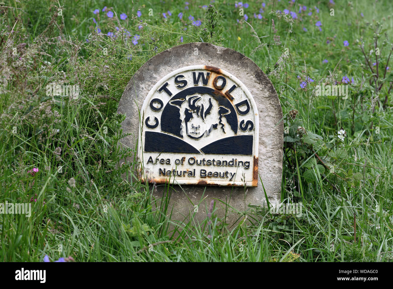 Inscription indiquant la limite de la région des Cotswolds Zone de Beauté Naturelle Exceptionnelle, près de Edge Hill, dans le Warwickshire. Banque D'Images