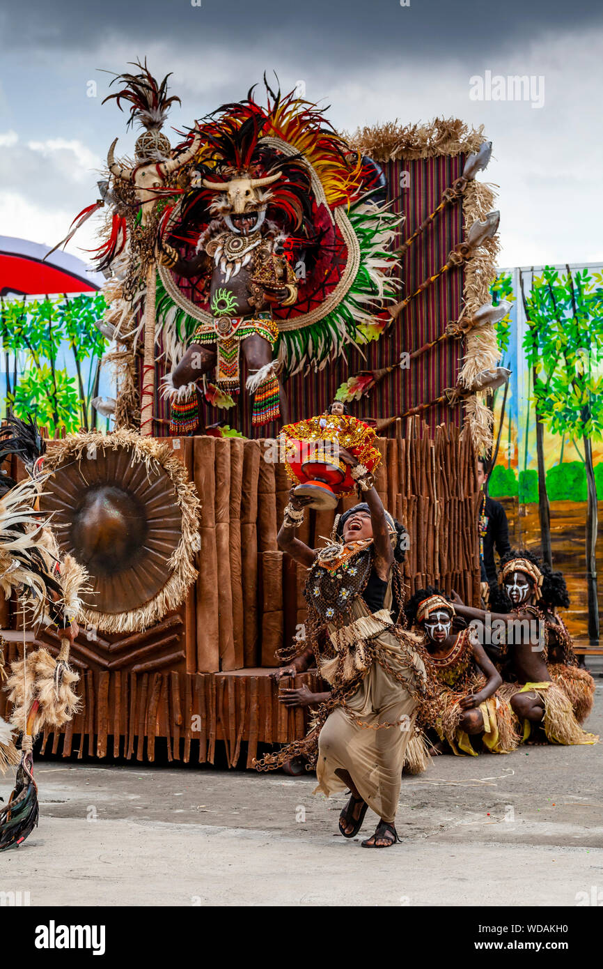 La danse tribale, Dinagyang Festival, la Ville d'Iloilo, aux Philippines, l'île de Panay Banque D'Images
