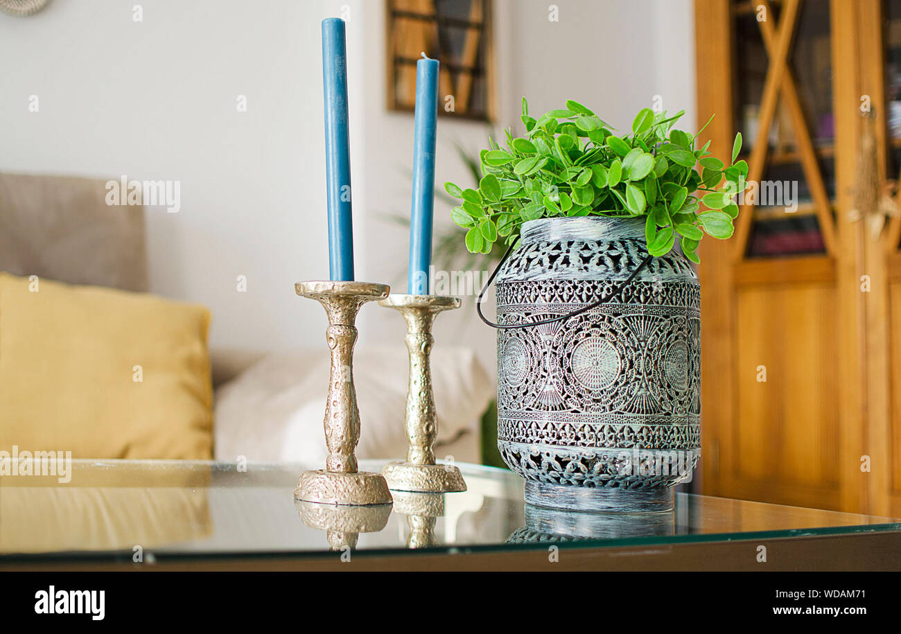 Libre d'articles de décoration (bougeoirs et un pot ethnique) dans une  agréable salle de séjour. Design d'intérieur Photo Stock - Alamy