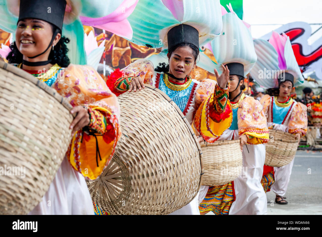 Danseurs tribaux qui se produiront au Festival Dinagyang, la Ville d'Iloilo, aux Philippines, l'île de Panay Banque D'Images